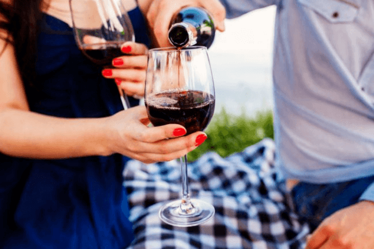 Vino je najboljša alkoholna pijača za prijeten večer pred seksom