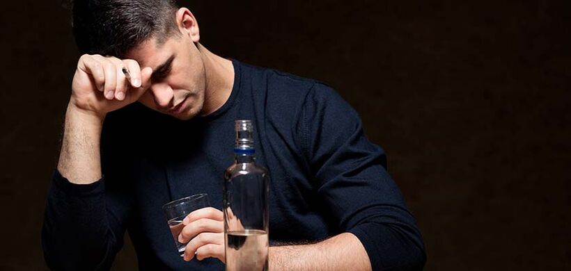 moški pije alkohol kako nehati slika 1