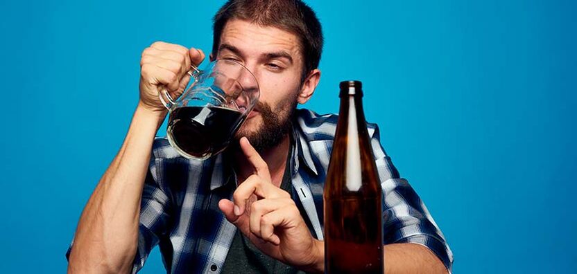 moški pije alkohol kako nehati slika 2