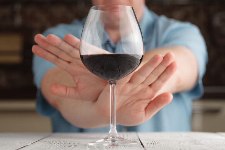 kozarec vina in uživanje alkohola